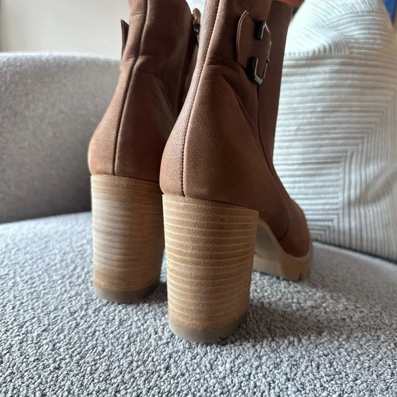 NEW!!! Paul Green Selma Lug Sole Bootie Women's Size 7 Toffee Nubuck - Picture 3 of 6